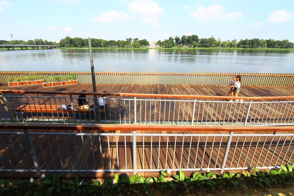 Cận cảnh đường gỗ lim siêu đẹp ven sông Hương - 6