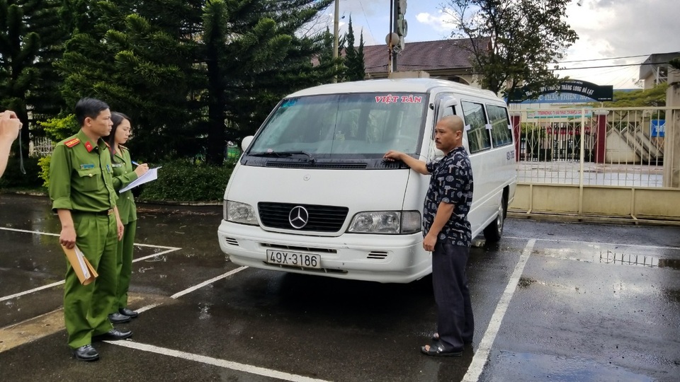 Triệu tập tài xế ô tô “ủi” Trung uý cảnh sát hơn 100m trên đường - 2 Tài xế Tuấn đang tường thuật lại vụ việc ủn trung úy công an hơn 100m