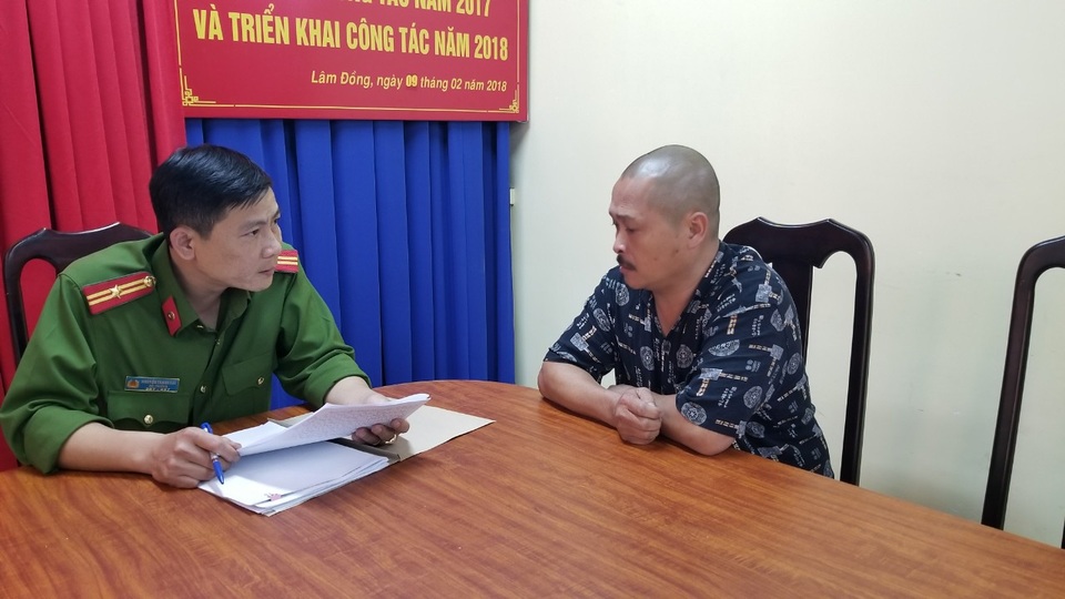 Triệu tập tài xế ô tô “ủi” Trung uý cảnh sát hơn 100m trên đường - 1 Tài xế Nguyễn Anh Tuấn tại cơ quan công an