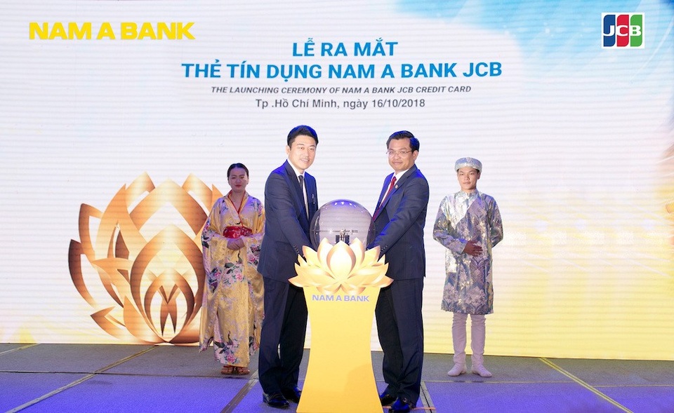 Nam A Bank chính thức ra mắt thẻ tín dụng Nam A Bank JCB - 1 Ông Trần Ngọc Tâm – Tổng Giám đốc Nam A Bank và Ông Tomoaki Yamaguchi – Trưởng Đại diện Tổ chức thẻ quốc tế JCB cùng thực hiện nghi thức ra mắt thẻ tín dụng Nam A Bank JCB.