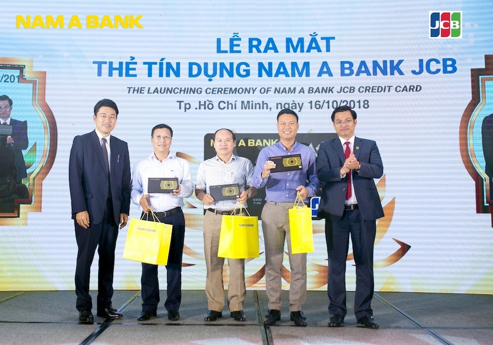 Nam A Bank chính thức ra mắt thẻ tín dụng Nam A Bank JCB - 3 Những khách hàng đầu tiên được “sở hữu” chiếc thẻ tín dụng “quyền năng” Nam A Bank JCB Platinum.