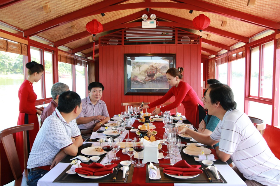 Thú vị du ngoạn thuyền rồng trên sông Hương - 4 Thưởng thức những món ăn hấp dẫn