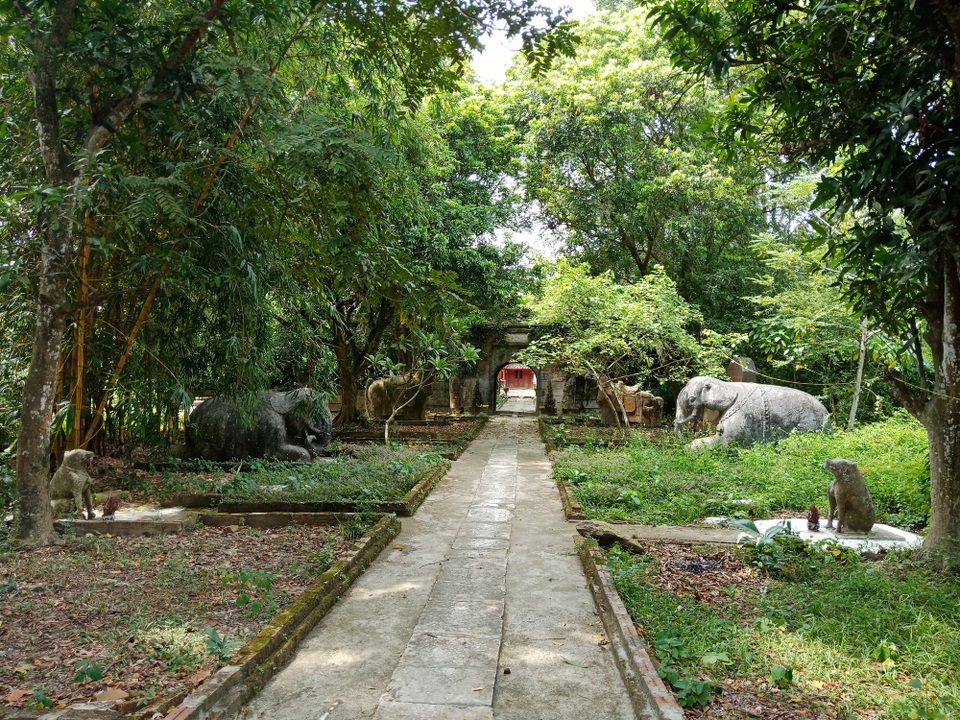 Thanh Hóa: Di tích đền cổ hơn 400 năm có nguy cơ thành phế tích - 2 Từ cổng đền đi vào có nhóm tượng chầu bằng đá như chó, voi, ngựa... nền đường được lát đá xanh nguyên khối.