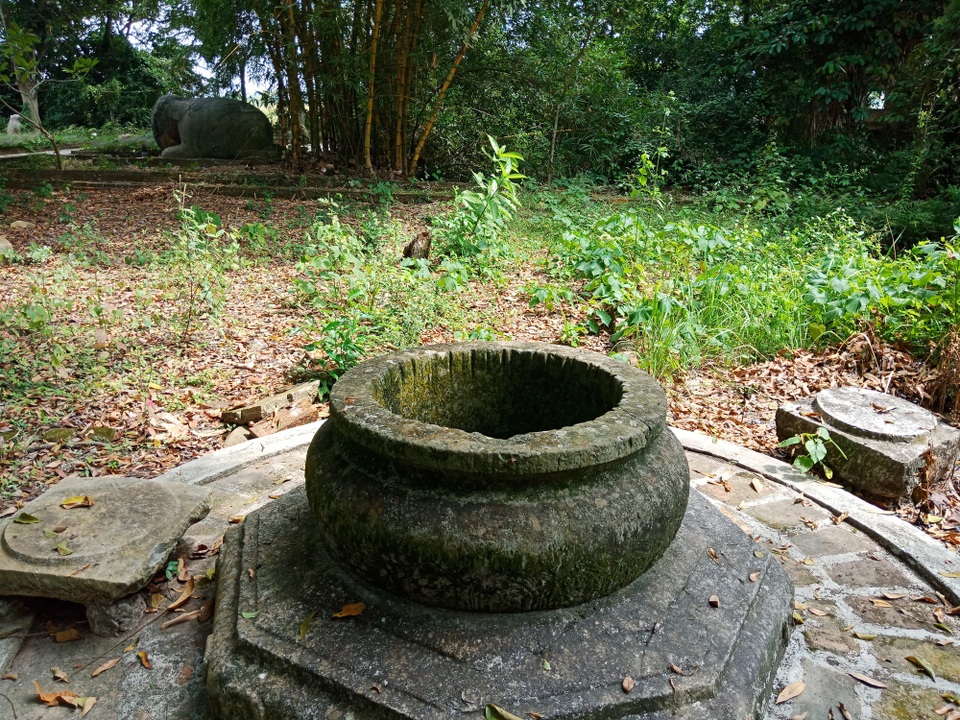 Thanh Hóa: Di tích đền cổ hơn 400 năm có nguy cơ thành phế tích - 10 Cây cối, lá rụng bủa vây làm mất đi nét cổ kính vốn có của ngôi đền.