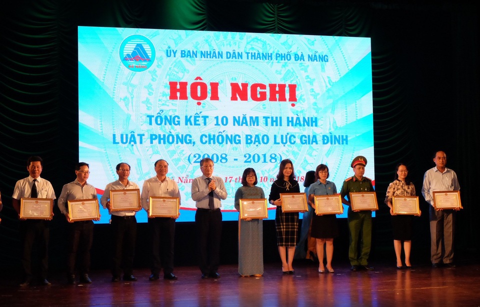 Đà Nẵng kiến nghị bỏ phạt tiền hành vi bạo lực gia đình - 2 Đà Nẵng khen thưởng các đơn vị, tập thể, cá nhân tiêu biểu trong thực thi phòng chống bạo lực gia đình