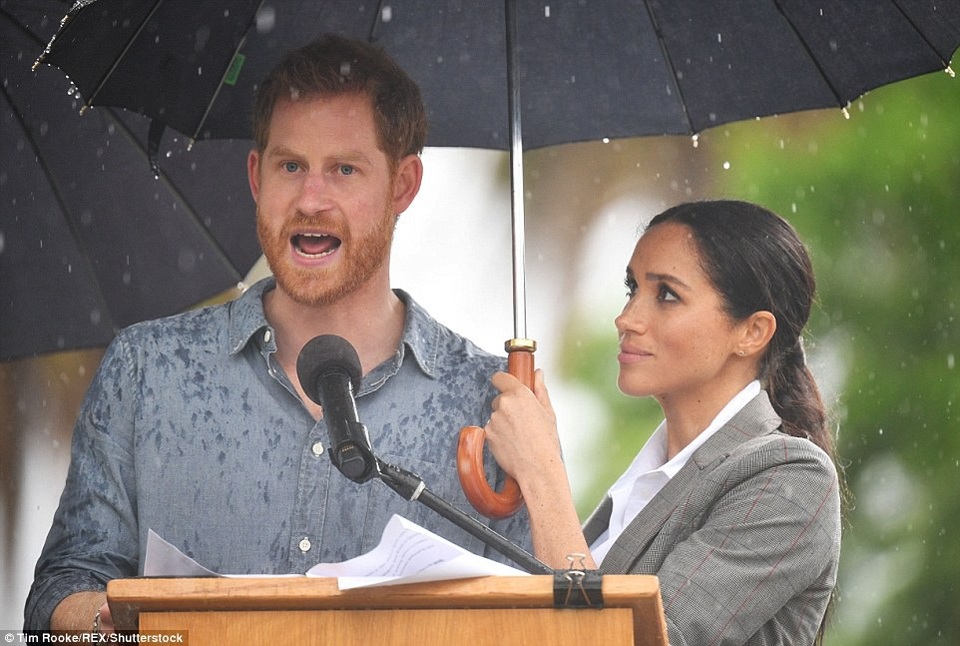 Khoảnh khắc ngọt ngào của Meghan Markle bên chồng - 1
Meghan Markle che ô cho hoàng tử Harry khỏi mưa xối xả khi hoàng tử có bài phát biểu truyền cảm hứng cho nông dân vào ngày thứ hai trong chuyến công du nước Úc.