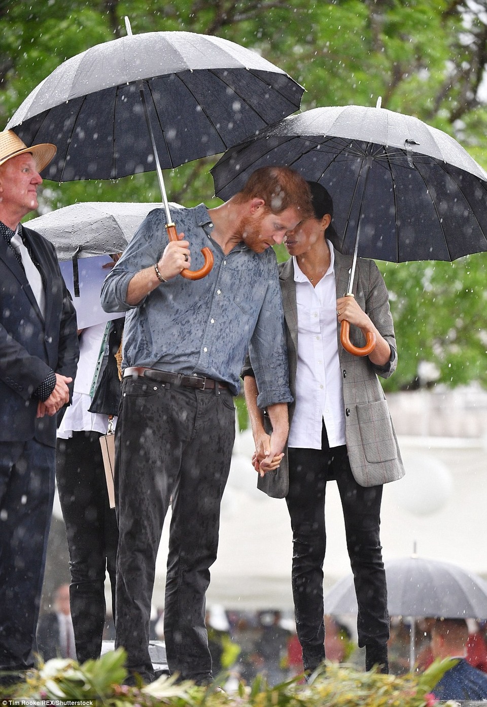 Khoảnh khắc ngọt ngào của Meghan Markle bên chồng - 3
Nữ công tước xứ Sussex mỉm cười che ô cho chồng khi họ dự một sự kiện ngoài trời ở Dubbo, Úc. Cựu diễn viên điện ảnh ăn vận năng động và thanh lịch