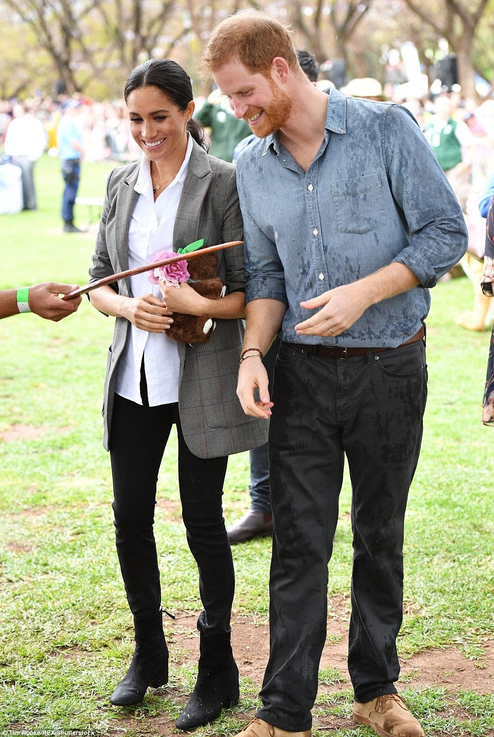 Khoảnh khắc ngọt ngào của Meghan Markle bên chồng - 5
Khi thị trưởng đưa chiếc ô của mình cho hoàng tử, hoàng tử đã vui vẻ nói: Tôi có vợ tôi rồi