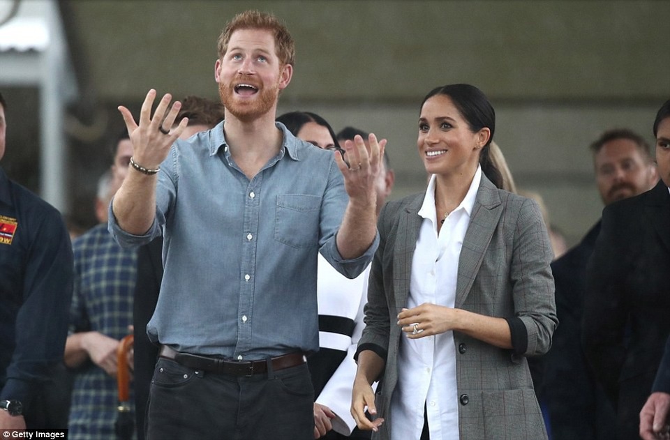 Khoảnh khắc ngọt ngào của Meghan Markle bên chồng - 7
Hoàng tử Harry nói cơn mưa là một món quà dành cho nông dân địa phương - những người đang bị ảnh hưởng bởi hạn hán