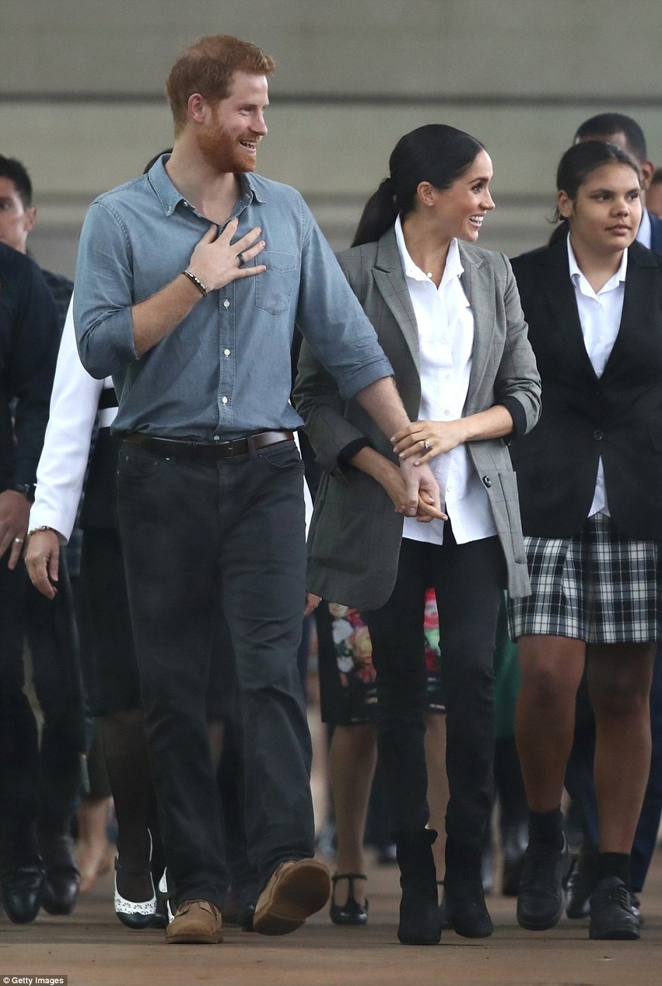 Khoảnh khắc ngọt ngào của Meghan Markle bên chồng - 8
“Thật vui khi có thể đến thăm khu vực này và thấy có bao nhiêu thay đổi trong vùng đồng bằng sau nhiều năm,” hoàng tử Harry nói trong bài phát biểu tại công viên Victoria của Dubbo.