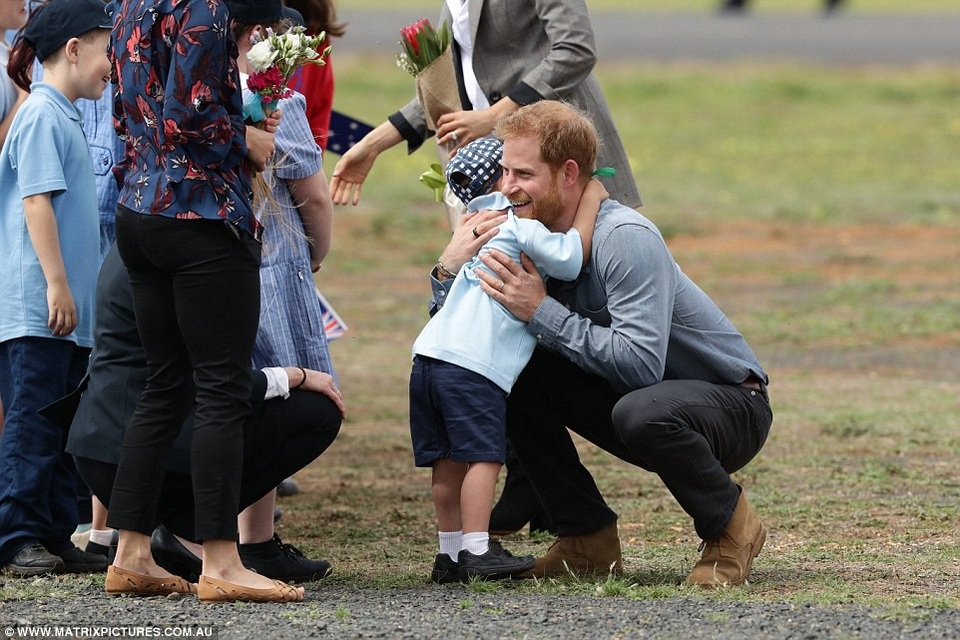 Khoảnh khắc ngọt ngào của Meghan Markle bên chồng - 9
Một em bé chào đón vợ chồng hoàng tử