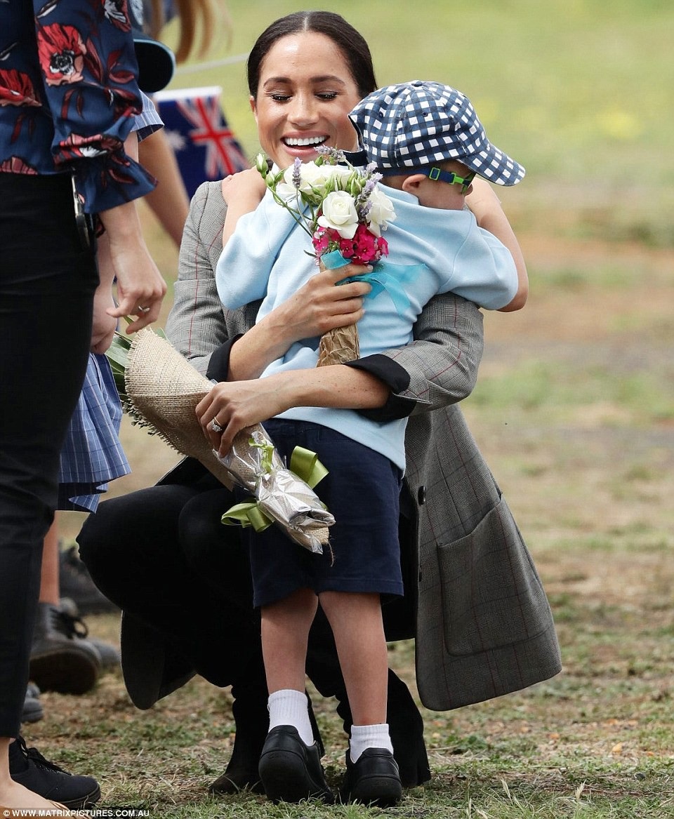 Khoảnh khắc ngọt ngào của Meghan Markle bên chồng - 10
Niềm vui của công nương khi ôm em nhỏ trong lòng.