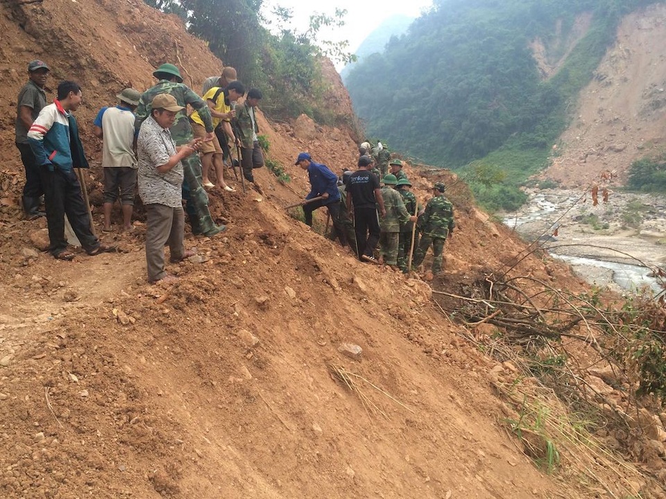 Thông lại con đường vào 2 xã biên giới từng bị lũ "thổi bay" - 3
Lực lượng chức năng cùng người dân san núi làm đường. Sau 2 tháng, tuyến đường đã được thông.