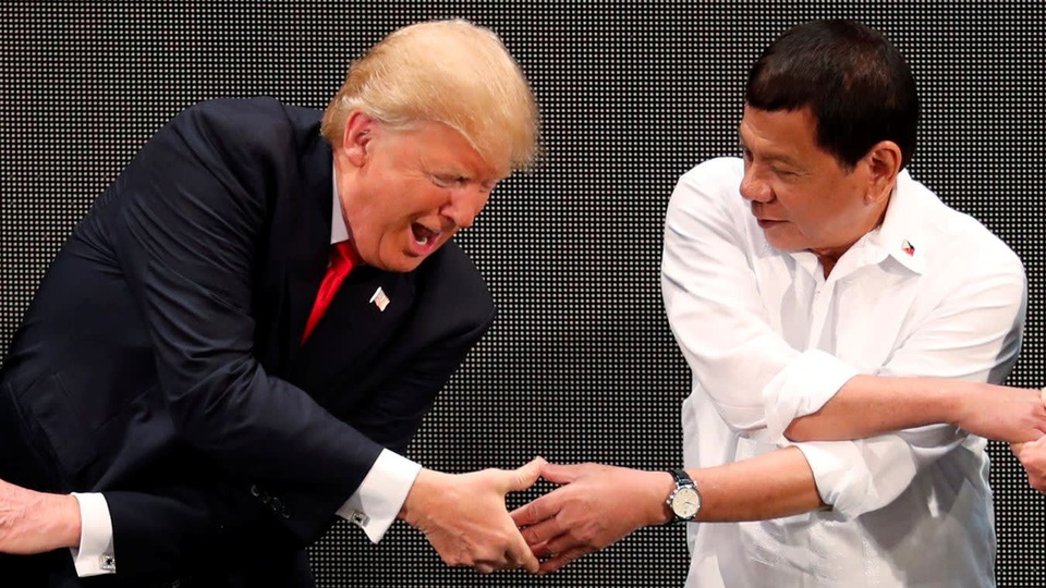 Tổng thống Donald Trump và người đồng cấp Rodrigo Dutrete tại hội nghị thượng đỉnh ASEAN năm 2017 (Ảnh: Reuters)