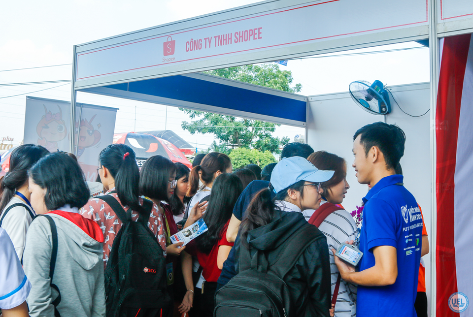 Doanh nghiệp về thương mại điện tử tham gia Ngày hội tuyển dụng tại UEL.