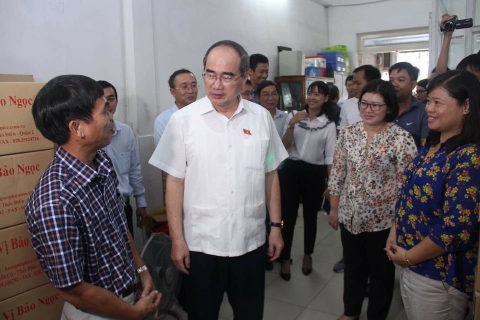 Bí thư Nguyễn Thiện Nhân hỏi thăm tình hình sản xuất kinh doanh của cơ sở Bảo Ngọc