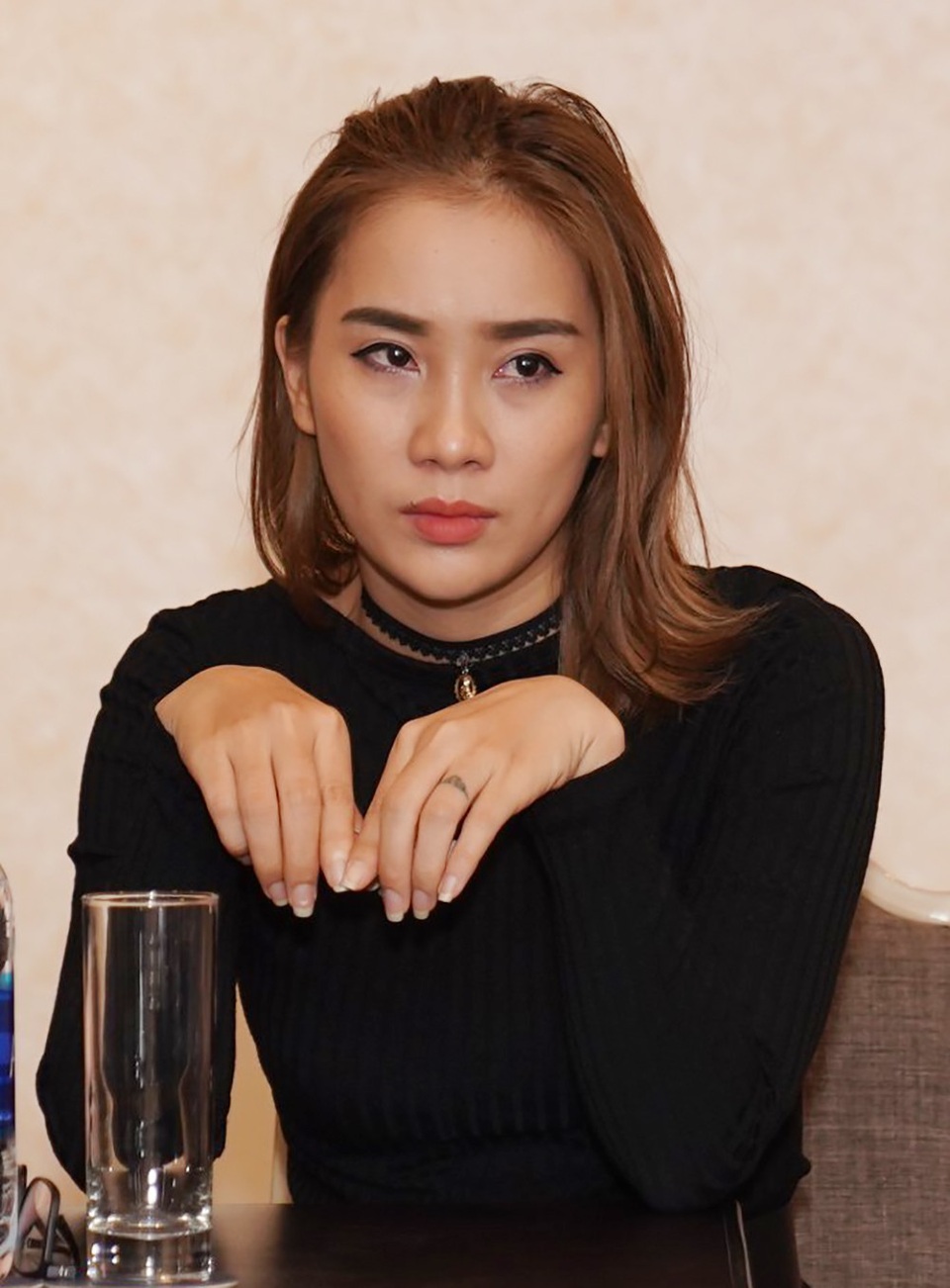 Phạm Lịch khóc khi nhắc lại câu chuyện P.A.K trong hội nghị “Ngăn chăn bạo lực đối với phụ nữ” - 3 Tôi thật sự hạnh phúc khi nhận được lời mời của Tổng lãnh sự Australia đến tham dự, chia sẻ tại một hội nghị quan trọng như Women in Vietnam. Đây là cơ hội để tôi tiếp xúc với những người phụ nữ tuyệt vời trong các lĩnh vực. Cùng đó, Women in Vietnam là nơi để tôi và nữ giới nói lên tiếng nói của mình, nữ biên đạo chia sẻ ngay sau khi hội nghị kết thúc. Trước đó, Phạm Lịch đã không giấu nổi sự bất ngờ khi nhận được thư mời từ đại diện tổng lãnh sự.