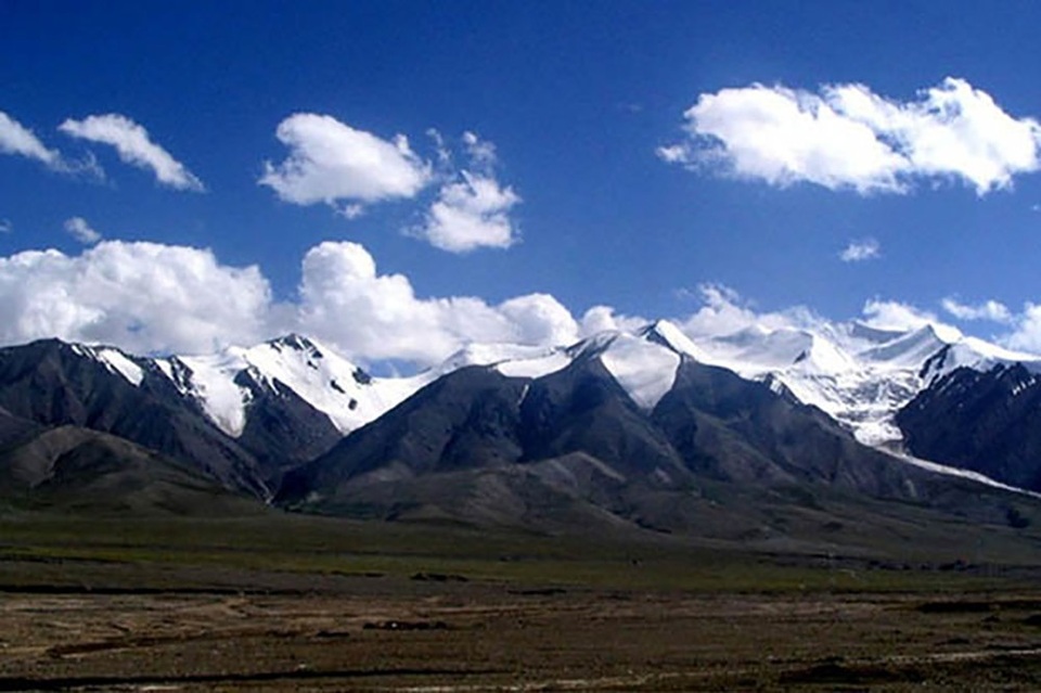 Bí ẩn đĩa cổ 10.000 năm tuổi và tai nạn phi thuyền ngoài hành tinh - 1 Vùng núi nơi phát hiện ra hang động có nhiều đĩa cổ kì lạ ở Trung Quốc.