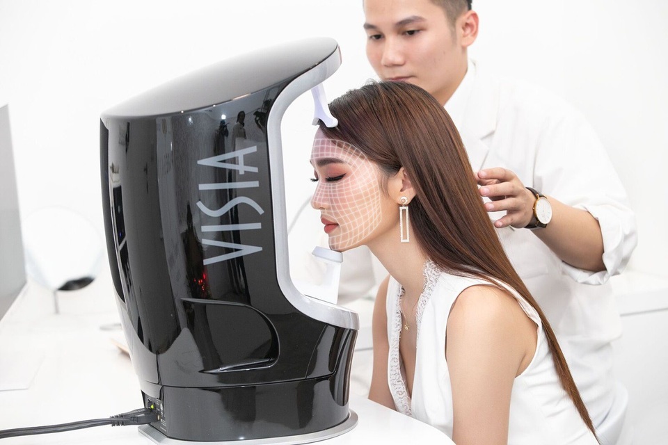 Chăm sóc da thời đại công nghệ 4.0 - 1 Người đẹp đoạt giải Gương mặt đẹp nhất cuộc thi Hoa hậu Việt Nam 2017 - Nguyễn Ngọc Nữ tin tưởng hoàn toàn công nghệ phân tích da bằng máy VISIA tại Trung tâm chăm sóc da công nghệ cao PureSkin Laser Clinic