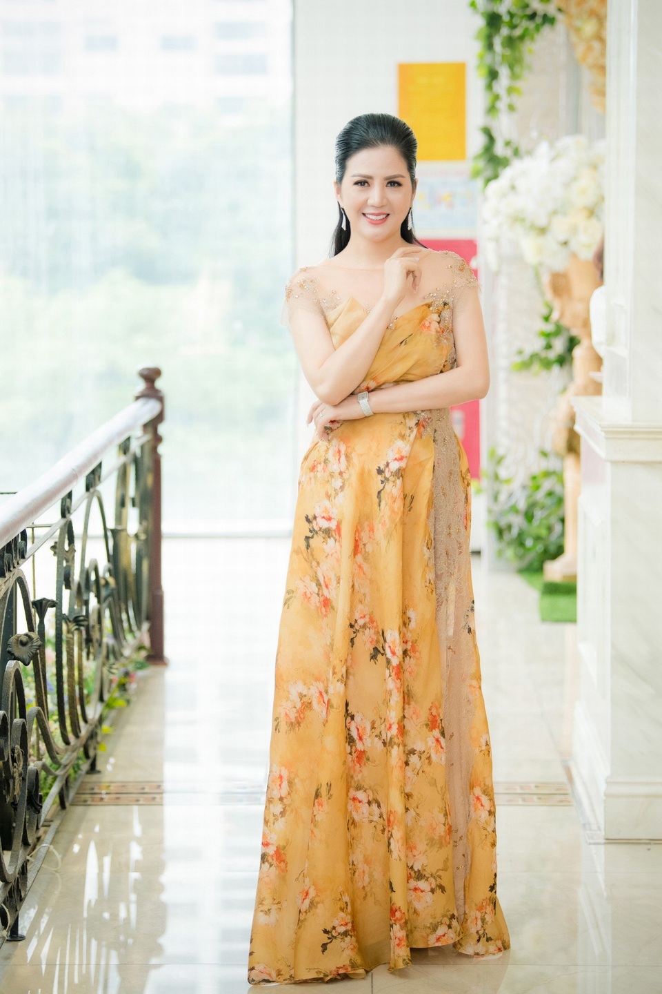 Đinh Hiền Anh lộng lẫy, ngày càng trẻ trung xinh đẹp - 1 Nữ ca sĩ Hà thành nhận được nhiều lời khen ngợi cho nhan sắc xinh đẹp, vừa quyến rũ vừa toát lên thần thái của người phụ nữ quyền lực và viên mãn trong cuộc sống.
