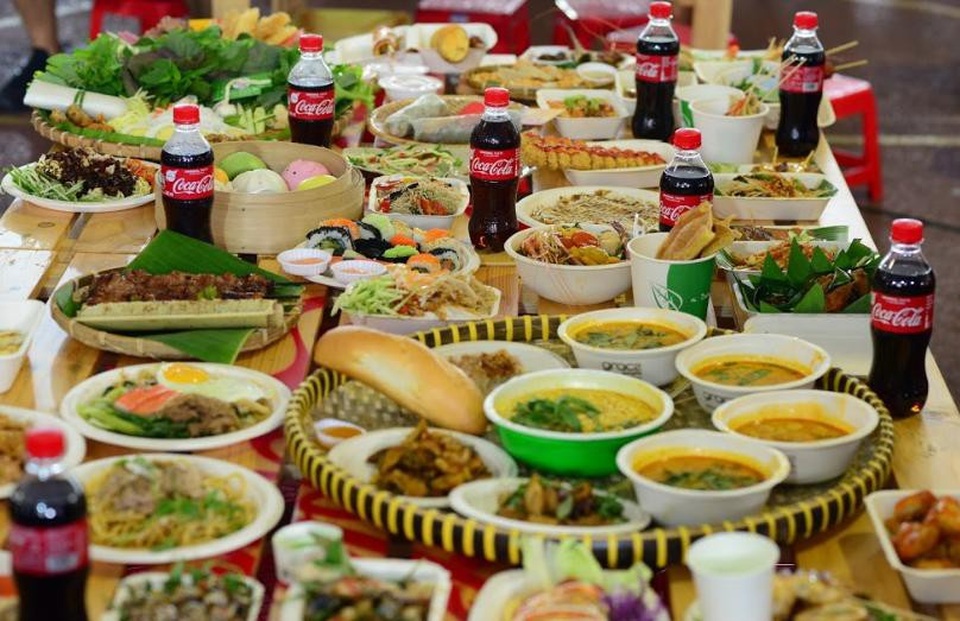 Lễ hội ẩm thực châu Á cùng chung tay bảo vệ môi trường - 2 Trong khuôn khổ sự kiện, các vật dụng bằng nhựa được hạn chế tối đa để bao bì đựng thức ăn dễ tái chế, thân thiện với môi trường như hộp bã mía, ly giấy,.. lên ngôi.