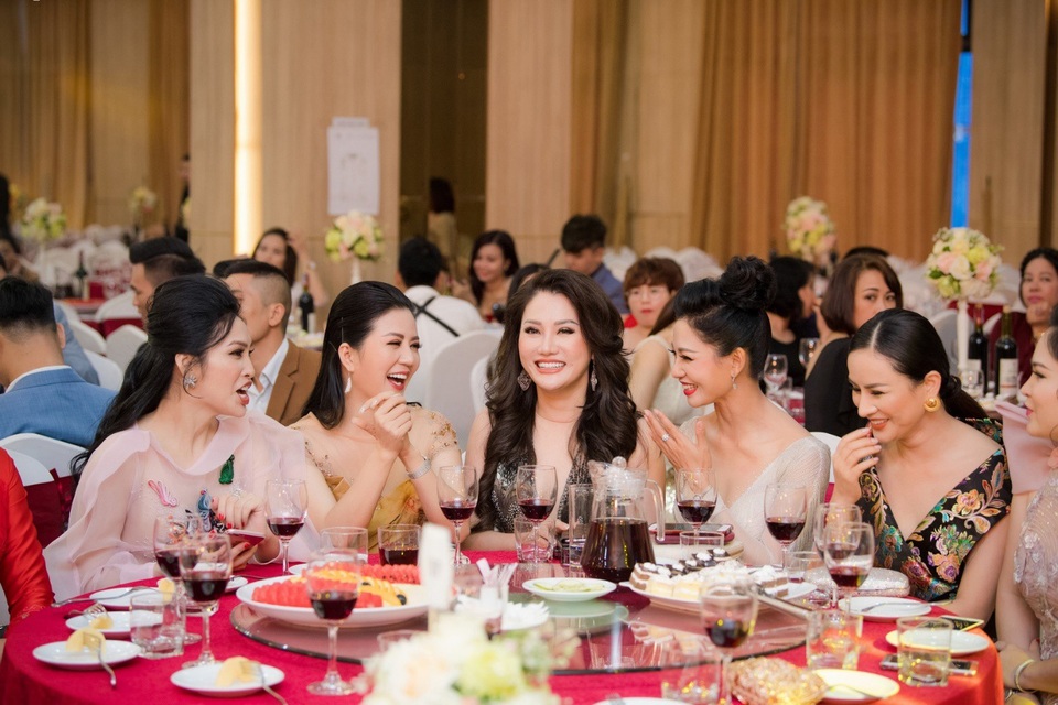 Đinh Hiền Anh lộng lẫy, ngày càng trẻ trung xinh đẹp - 3 Vốn nổi tiếng là một nữ doanh nhân thành đạt, một người đẹp từng giành vương miện bên cạnh việc là một ca sĩ, Đinh Hiền Anh xuất hiện trong nhiều chương trình không chỉ với vai trò ca sĩ mà còn là giám khảo, cố vấn…