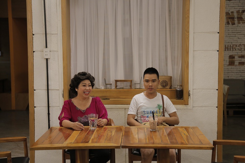 Lộ diện dàn diễn viên “cực hot” của Sitcom Ai Mới Là Bà Chủ? Mùa 2 - 4
Nghệ sĩ Phi Phụng - đây chính là nhân vật bí ẩn nhất. Khi mà vị trí của cô là ở giữa poster của bộ phim, báo hiệu tầm quan trọng không hề nhỏ. Nhưng trong trailer lại rất hiếm thấy cô xuất hiện.