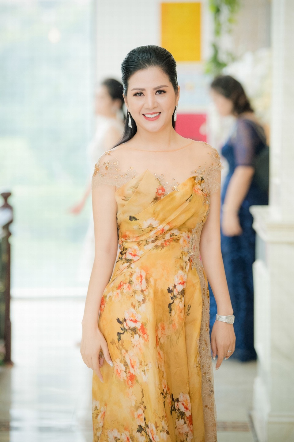 Đinh Hiền Anh lộng lẫy, ngày càng trẻ trung xinh đẹp - 5 Thành công trên con đường nghệ thuật, Đinh Hiền Anh còn khiến nhiều người ngưỡng mộ với nhan sắc không tuổi và cuộc sống gia đình viên mãn. Cô chính là hình tượng mẫu người phụ nữ hiện đại, xinh đẹp tài giỏi và cân bằng được gia đình với sự nghiệp riêng của bản thân.