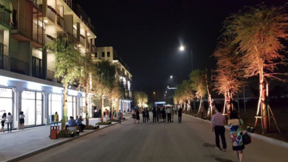 Khu shophouse mang vẻ đẹp hoa lệ vào buổi tối lên đèn