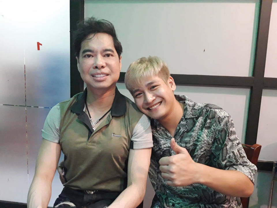 Hé lộ ‘con nuôi’ điển trai ít ai biết của danh ca Ngọc Sơn - 2 Chia sẻ về người “con nuôi” nhưng ít người biết này, Ngọc Sơn nói: “Tôi nhìn thấy ở cậu bé này tình yêu thương dành cho mẹ, cũng giống như Ngọc Sơn vậy. Khi thấy Minh Dũng có đam mê với âm nhạc, tôi khích lệ tinh thần để con có thể nuôi ước mơ và bước đi trên con đường nghệ thuật một cách lâu dài. Hiện tôi vẫn còn đặt thử thách 2 năm cho Dũng để cậu ấy biết phấn đấu và trưởng thành hơn trong mọi việc”.