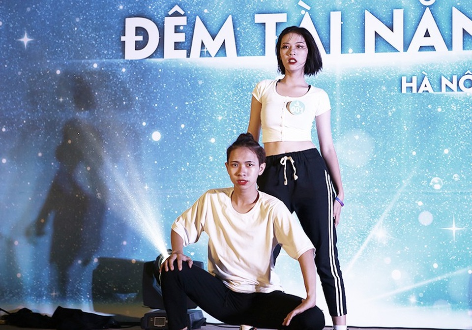 Nữ sinh Tài sắc Phương Đông lộng lẫy như Hằng Nga trong vũ điệu ngắm trăng - 4 Đỗ Thị Quỳnh Anh – nữ sinh khoa Kinh tế - Quản trị kinh doanh thể hiện tài năng nhảy hiện đại cá tính, sôi động