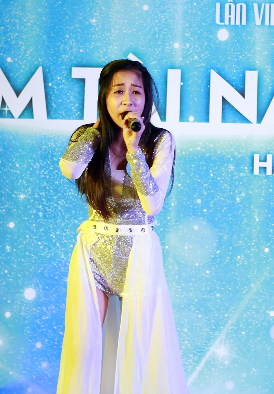 Nữ sinh Tài sắc Phương Đông lộng lẫy như Hằng Nga trong vũ điệu ngắm trăng - 7 Lựa chọn thể hiện ca khúc hit của ca sĩ Bảo Anh – Lần đầu, nữ sinh khoa Kinh tế - Quản trị kinh doanh Phùng Thị Hoàng Anh khoe được trọn vẹn hình thể quyến rũ và giọng hát nội lực của mình