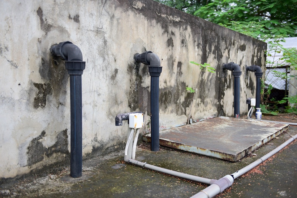 Hà Nội: Khu xử lý nước thải tiền tỷ bỏ hoang 10 năm - 14
Việc xử lý nước tại nơi này này là rất cần thiết. Dự án được kì vọng sẽ là khu xử lý nước thải phục vụ cho các hộ sản xuất của làng nghề này.