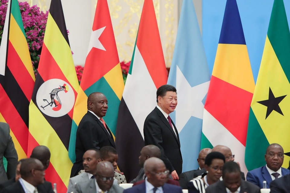 Cạnh tranh với Trung Quốc, ông Trump “xoay 180 độ” về viện trợ nước ngoài - 2 Tổng thống Nam Phi Cyril Ramaphosa và Chủ tịch Tập Cận Bình dự diễn đàn hợp tác Trung Quốc - châu Phi tại Bắc Kinh. (Ảnh: NYT)