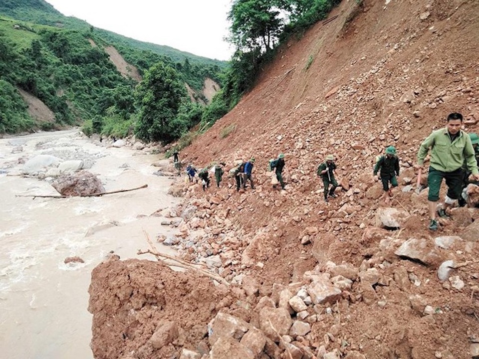 Thông lại con đường vào 2 xã biên giới từng bị lũ "thổi bay" - 1
Sau lũ tuyến đường gần như biến mất, người dân phải men theo vách núi, con suối để đi.