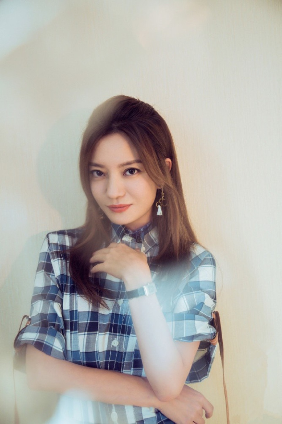 Nhan sắc thăng hoa của "én nhỏ" Triệu Vy - 1
Triệu Vy được khen ngày càng trẻ đẹp và quyến rũ dù đã ở tuổi 42. Cô hiện tại sở hữu dáng vóc thon thả, làn da căng mịn cùng gương mặt thanh tú. Triệu Vy bước vào cuộc hành trình lột xác từ hơn 1 năm nay và đã rất thành công.