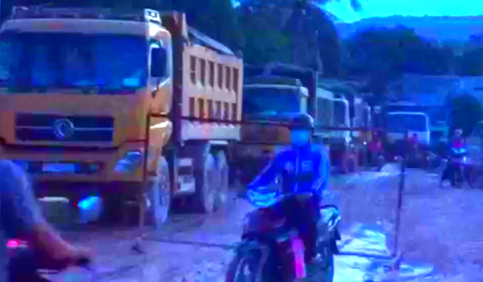 Bức xúc tập đoàn xe tải gây ô nhiễm, dân chặn đường không cho xe chạy.