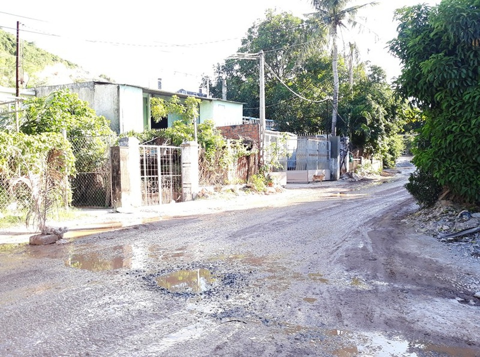 Đường hư hỏng vì xe tải chạy mật độ dày đặc.