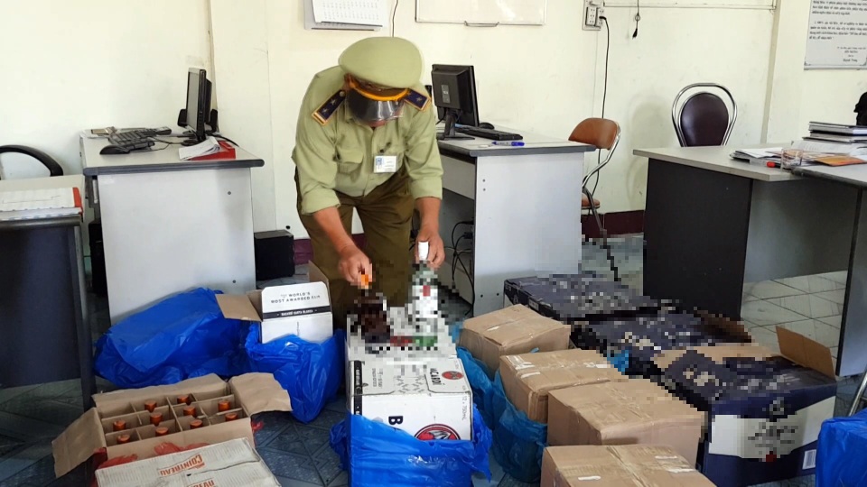 Bắt giữ hàng trăm chai rượu ngoại và thuốc tân dược lậu - 1 Hơn 260 chai rượu ngoại không rõ nguồn gốc bị bắt giữ