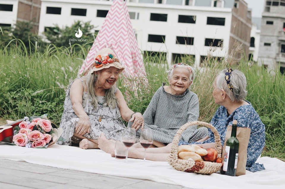 Phát “sốt” với bộ ảnh cụ bà U90 vui vẻ đi picnic, cụng ly giữa cánh đồng cỏ - 5 Bộ ảnh độc đáo này được thực hiện nhân kỷ niệm ngày lễ 20/10 và mog muốn các cụ có những trải nghiệm thú vị