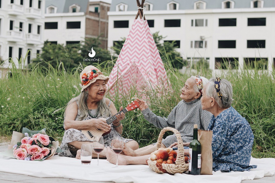 Phát “sốt” với bộ ảnh cụ bà U90 vui vẻ đi picnic, cụng ly giữa cánh đồng cỏ - 4 Những hình ảnh đời thường, vui vẻ của các cụ già U90 sau khi được đăng tải trên mạng xã hội đã lập tức gây sốt