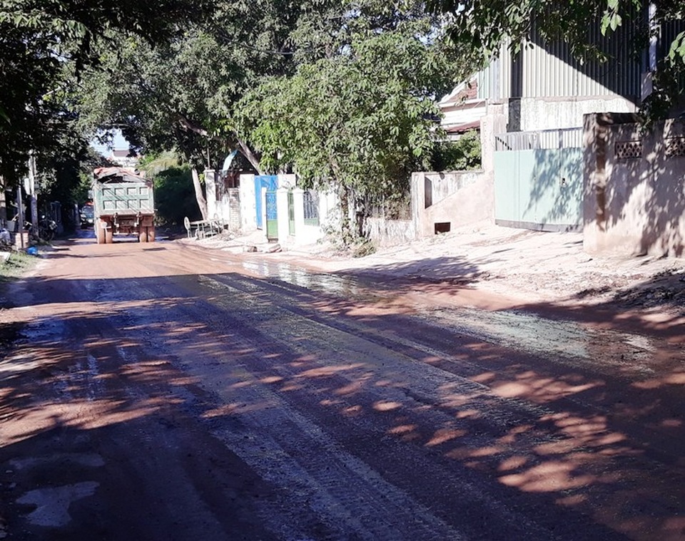 Không tưới nước thì bụi mà tưới nước thì đường sình lầy.