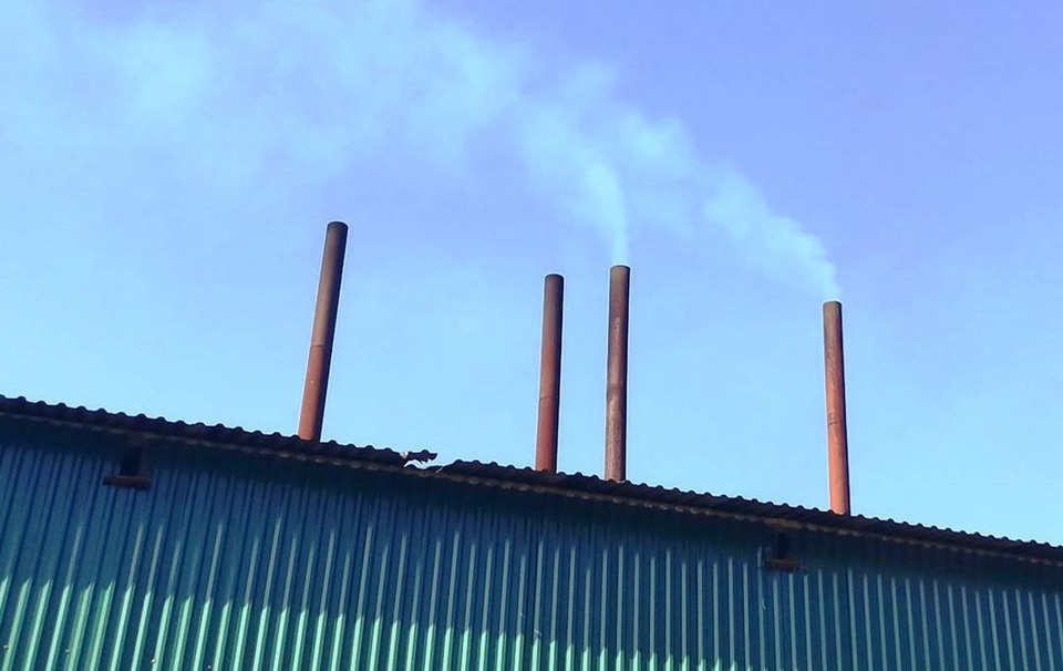 Mùi dầu thải bốc lên khiến người dân khốn khổ.