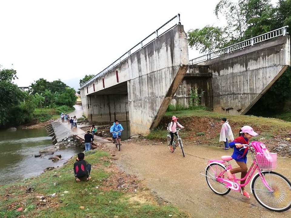 Chính quyền hứa sẽ thuần phục cây cầu quái dị tại Hòa Bình! - Ảnh 3. Chính quyền hứa sẽ thuần phục cây cầu quái dị tại Hòa Bình! - Ảnh 3.
