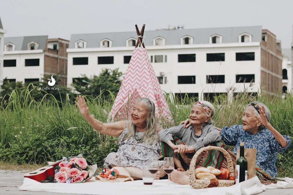 Phát “sốt” với bộ ảnh cụ bà U90 vui vẻ đi picnic, cụng ly giữa cánh đồng cỏ - 3 Trong buổi chụp ảnh, các cụ đều nói chuyện rôm rả, cười nói tự nhiên.