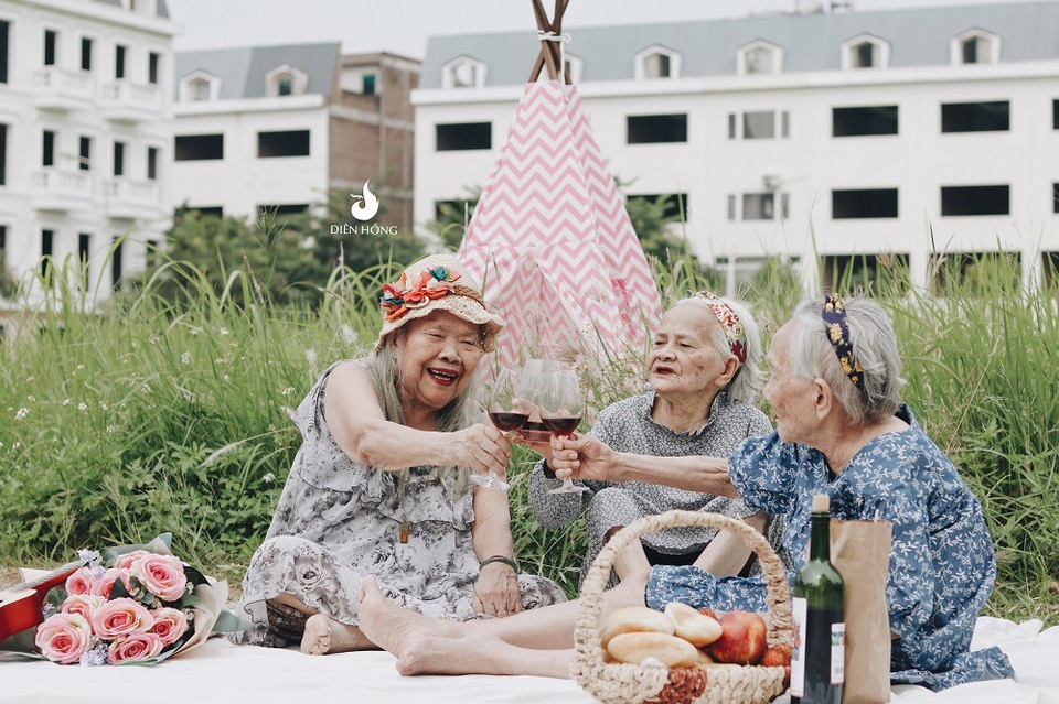 Phát “sốt” với bộ ảnh cụ bà U90 vui vẻ đi picnic, cụng ly giữa cánh đồng cỏ - 2 Bộ ảnh được thực hiện trong vòng 1 tiếng bao gồm cả thử trang phục và chụp ảnh ở ngay trong khuôn viên của trung tâm.