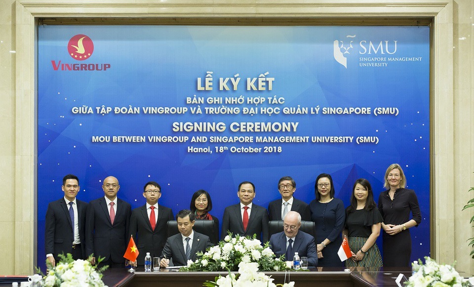 Vingroup và SMU hợp tác nâng cao năng lực quản trị - 1
Ông Nguyễn Việt Quang (Phó Chủ tịch kiêm Tổng giám đốc Tập đoàn Vingroup) và ông Arnoud de Meyer, Chủ tịch trường Đại học SMU ký chứng kiến Bản hợp tác.