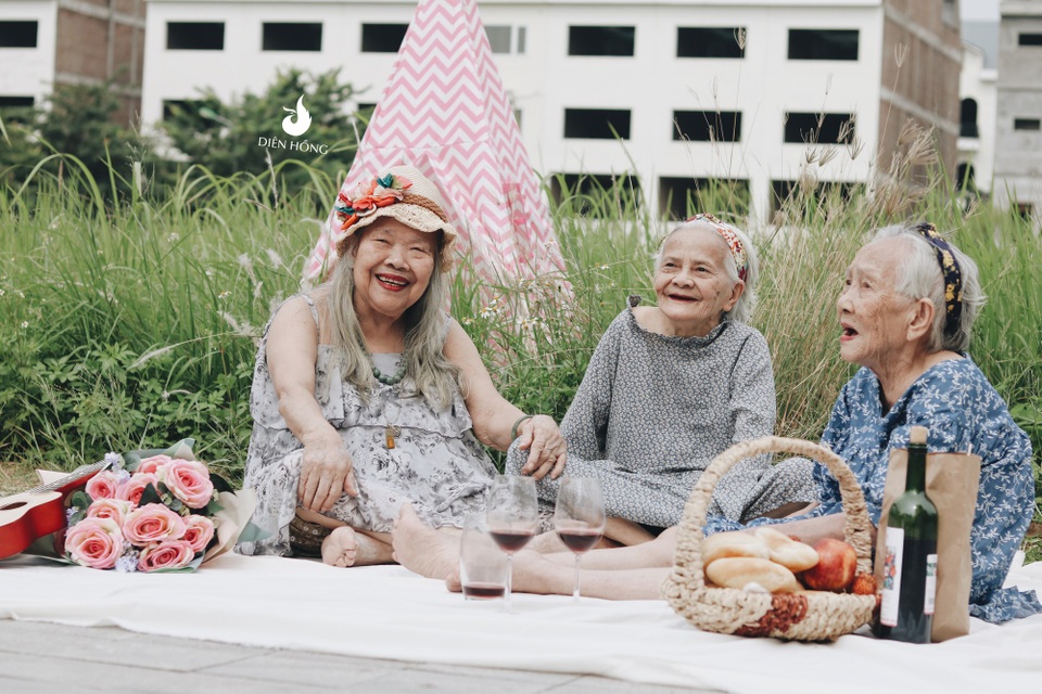 Phát “sốt” với bộ ảnh cụ bà U90 vui vẻ đi picnic, cụng ly giữa cánh đồng cỏ - 1 Ba cụ bà thực hiện bộ ảnh là: bà Nguyễn Thị Kim (84 tuổi), bà Trần Thị Mai Lâm (77 tuổi), đặc biệt bà Phạm Thị Cẩn đã 94 tuổi