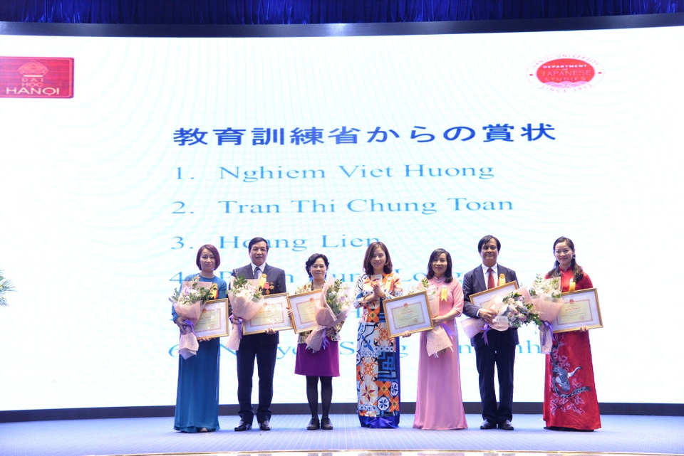 
Các cá nhân khoa Tiếng Nhật nhận Bằng khen của Bộ trưởng Bộ GD&ĐT trong lễ kỷ niệm
