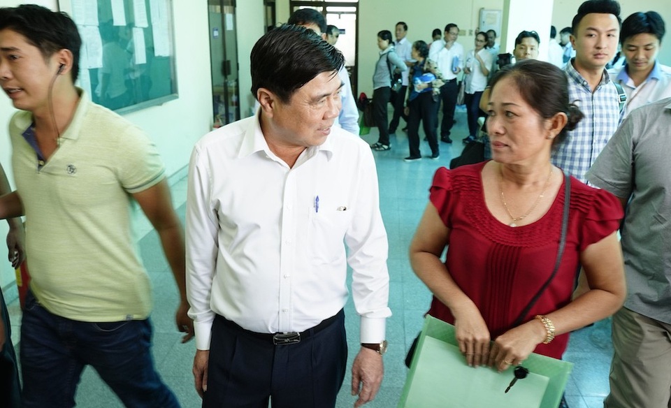 Chủ tịch TPHCM xin lỗi người dân Thủ Thiêm - 3 Chủ tịch UBND TPHCM trò chuyện với người dân Thủ Thiêm sau buổi gặp gỡ